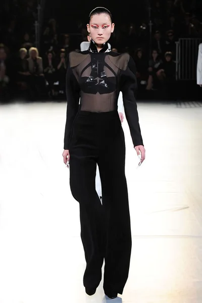 Look 10